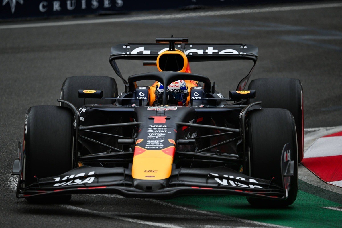 Verstappen tükörsimán nyerte az Azeri Nagydíjat, Piastri nagyot hibázott, Sainz a dobogón!